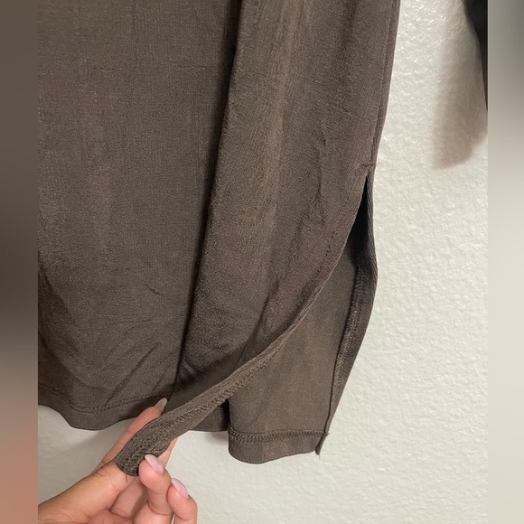 Chicos Travelers Hardware V Neck 3/4 Sleeve Top - Picture 8 of 10